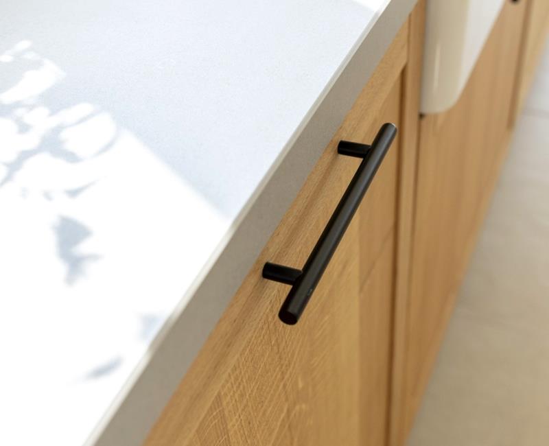 Maßgefertigte Küche aus hellem Holz FR