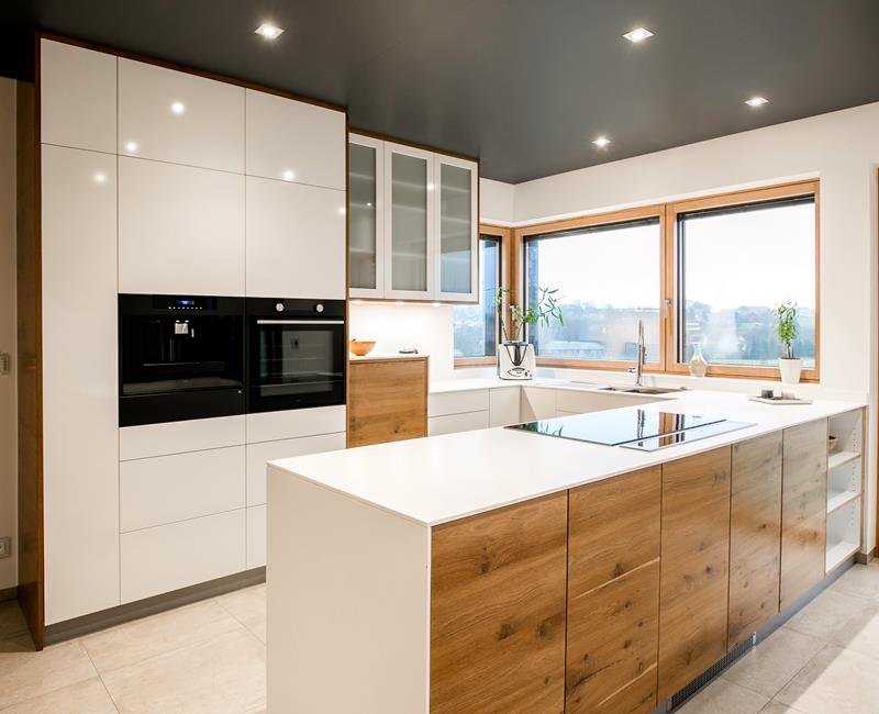 Hochglanz trifft Holz: Moderne und individuelle Küche