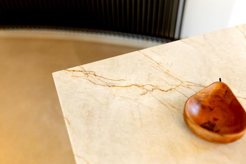 Helle Designküche mit natürlichen Akzenten