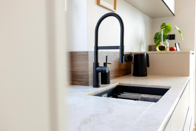 Helle Designküche mit natürlichen Akzenten