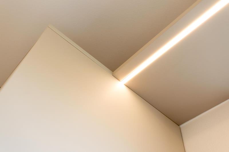 Helle Designküche mit natürlichen Akzenten