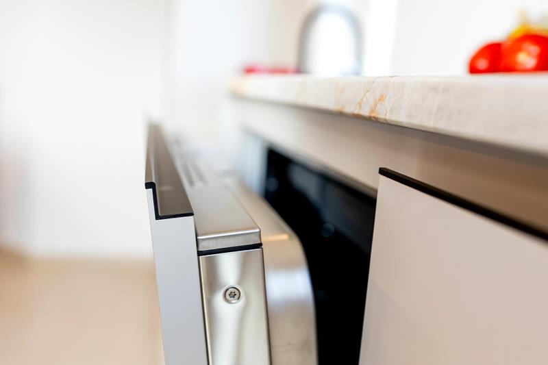 Helle Designküche mit natürlichen Akzenten