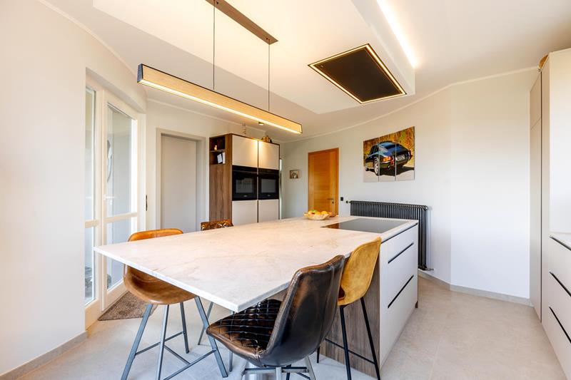 Helle Designküche mit natürlichen Akzenten