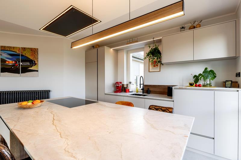 Helle Designküche mit natürlichen Akzenten