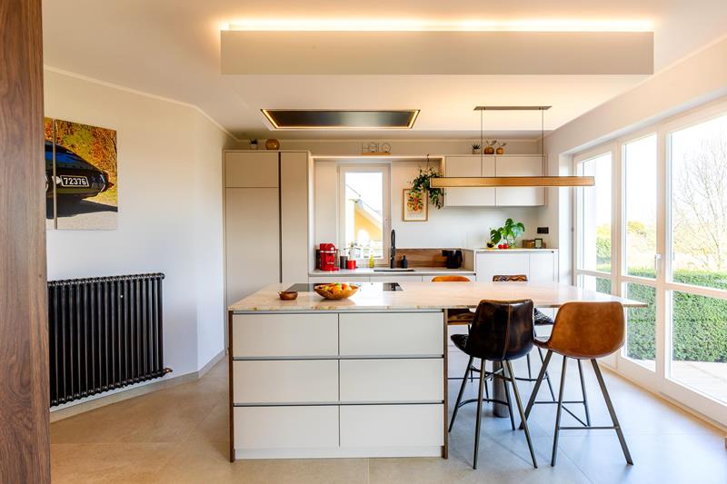 Helle Designküche mit natürlichen Akzenten