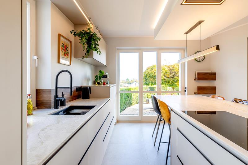 Helle Designküche mit natürlichen Akzenten