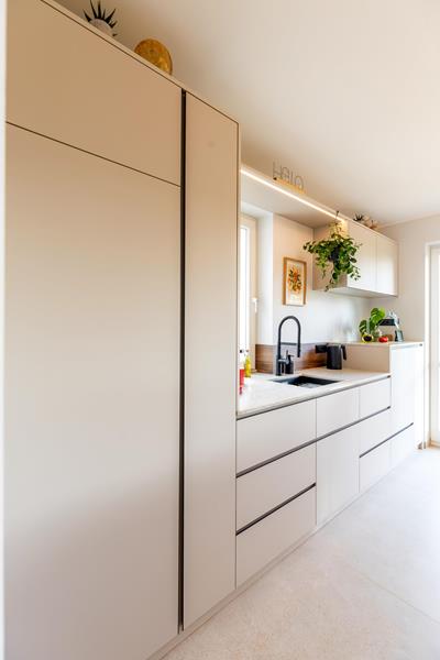 Helle Designküche mit natürlichen Akzenten