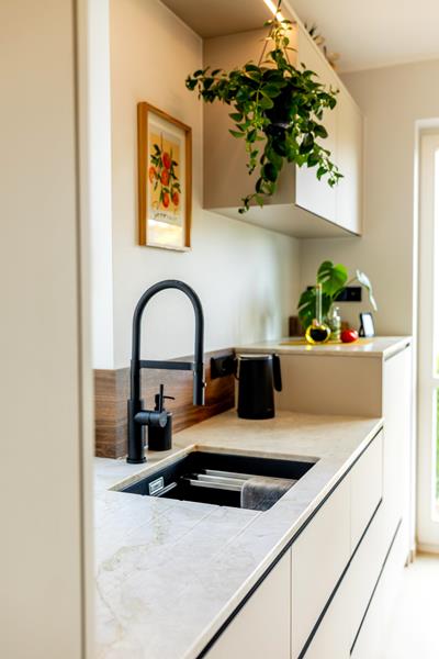 Helle Designküche mit natürlichen Akzenten