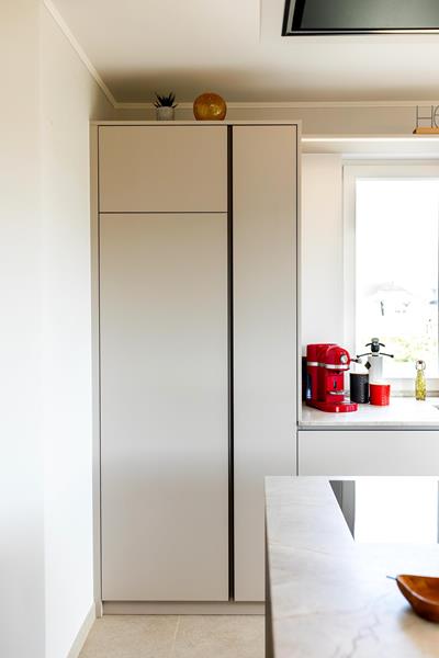 Helle Designküche mit natürlichen Akzenten